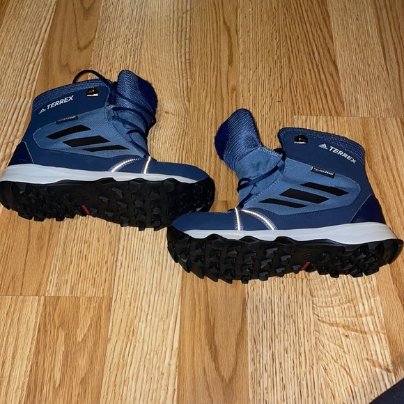 Adidas TERREX-kids boot size 1.5- like new - Picture 1 of 6